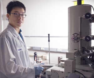 Científico de TE en China trabaja en equipos de ciencia de materiales